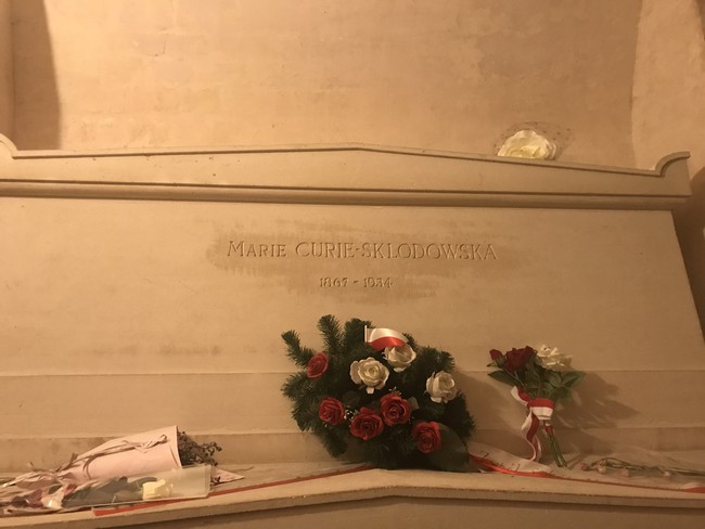 Vì sao nữ bác học Marie Curie được chôn cất trong quan tài lót chì dày 2,5 mm khi qua đời? - Ảnh 2.