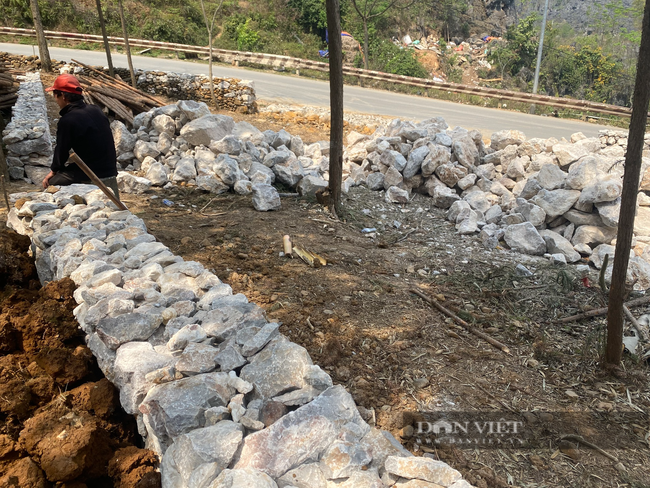 ‘Xẻ thịt” Cao nguyên đá: Nguyên Quyền Chủ tịch UBND thị trấn Đồng Văn (Hà Giang) không được phân công nhiệm vụ - Ảnh 1.