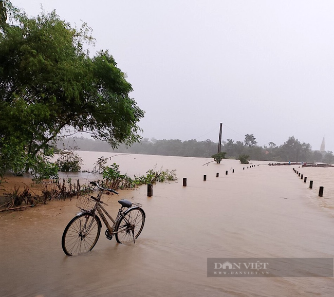Mưa xối xả, nhiều tuyến đường ở huyện miền núi Hà Tĩnh sạt lở, bản làng bị chia cắt - Ảnh 3.