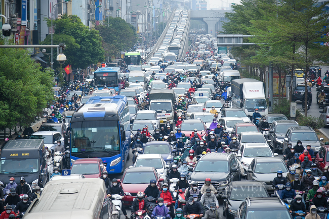 Người dân sinh sống ở Hà Nội nói gì trước thông  hạn chế xe máy vào nội đô - Ảnh 3.