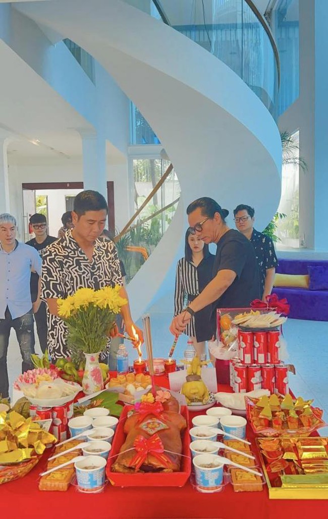 Hồ Hoài Anh bất ngờ xuất hiện cùng Tú Dưa cúng Tổ nghề sân khấu - Ảnh 2.