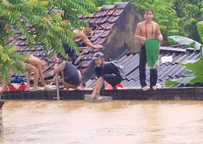 Nghệ An: Nước dâng lên nhanh, 40 học sinh dỡ mái ngói phòng trọ thoát ra ngoài - Ảnh 2.
