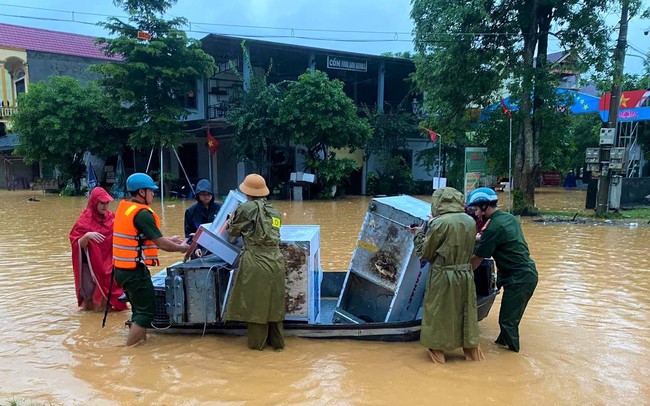 Mưa xối xả, Nghệ An có nơi ngập sâu đến 3m, dân gáng vật nuôi chạy trong đêm - Ảnh 1.