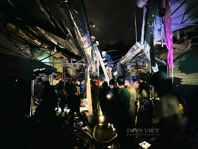 Quảng Bình: Chợ Ba Đồn bốc cháy trong đêm, nhiều quầy hàng bị thiêu rụi - Ảnh 2.
