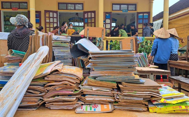 Nghệ An: Lũ rút trường lớp tan hoang, sách vở đồ dùng học sinh ngập trong bùn - Ảnh 5.