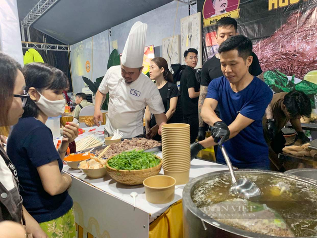 Festival Thu Hà Nội năm 2023: Khách Tây, khách ta háo hức xếp hàng nhận phở miễn phí - Ảnh 1.