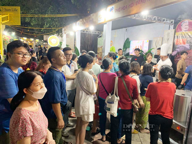 Festival Thu Hà Nội năm 2023: Khách Tây, khách ta háo hức xếp hàng nhận phở miễn phí - Ảnh 2.
