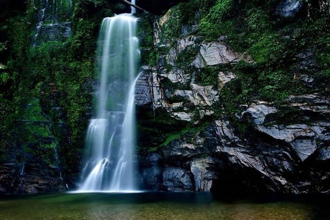 Một thác nước đẹp như phim ở Hà Giang cao 1480m so với mặt nước biển, nằm giữa rừng nguyên sinh - Ảnh 1.