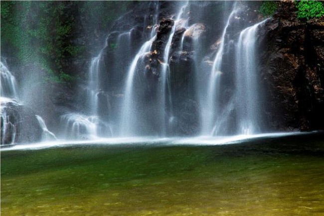Một thác nước đẹp như phim ở Hà Giang cao 1480m so với mặt nước biển, nằm giữa rừng nguyên sinh - Ảnh 2.