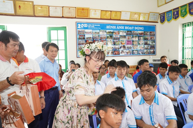 Nữ tỷ phú Nguyễn Thị Phương Thảo bất ngờ thăm các em nhỏ tại Làng SOS - Ảnh 3.