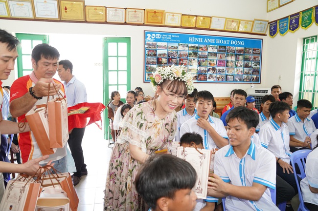 Nữ tỷ phú Nguyễn Thị Phương Thảo bất ngờ thăm các em nhỏ tại Làng SOS - Ảnh 4.