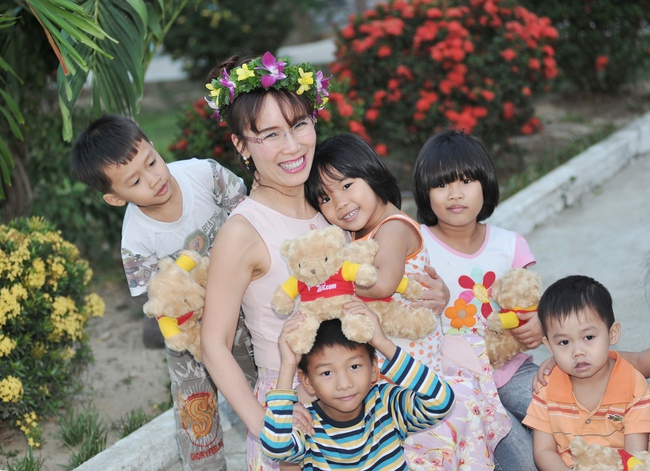 Nữ tỷ phú Nguyễn Thị Phương Thảo bất ngờ thăm các em nhỏ tại Làng SOS - Ảnh 7.