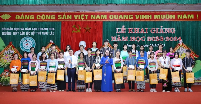 Phó Chủ tịch nước Võ Thị Ánh Xuân dự lễ khai giảng tại Trường THPT Dân tộc nội trú Ngọc Lặc (Thanh Hoá) - Ảnh 3.