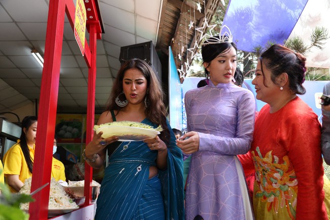 “Cô dâu 8 tuổi” Avika Gor &quot;tròn mắt&quot; thưởng thức bánh xèo Việt Nam - Ảnh 2.