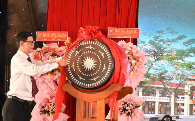 Khánh thành và khai giảng năm học mới trường THPT Nguyễn Trung Trực ở Long An - Ảnh 2.