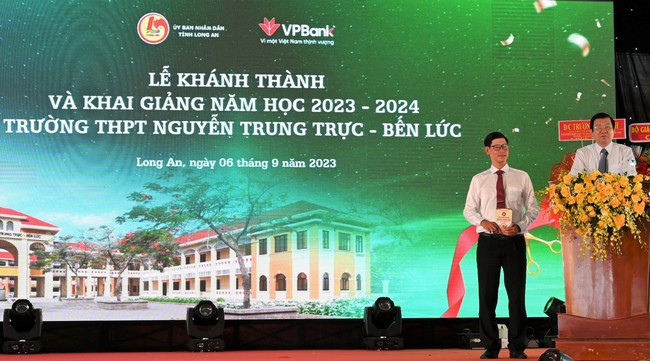 Khánh thành và khai giảng năm học mới trường THPT Nguyễn Trung Trực ở Long An - Ảnh 1.