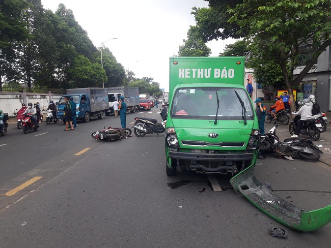 Xe tải tông hàng loạt xe máy ở TP.HCM, 3 người bị thương được đưa đi cấp cứu - Ảnh 1.