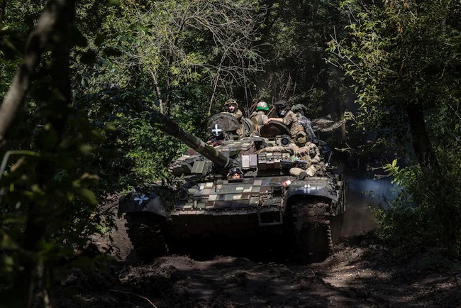 Mặt trận Đông Bắc Ukraine 'căng như dây đàn', Kiev đau đầu đoán ý đồ tấn công của Nga - Ảnh 1.