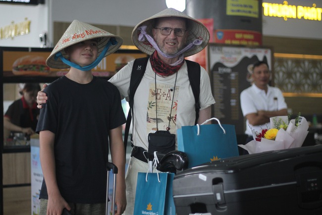 Ngày đầu tiên năm 2024, Giám đốc, Phó Giám đốc Sở tại Bình Định đến sân bay đón vị khách &quot;đặc biệt&quot; - Ảnh 2.