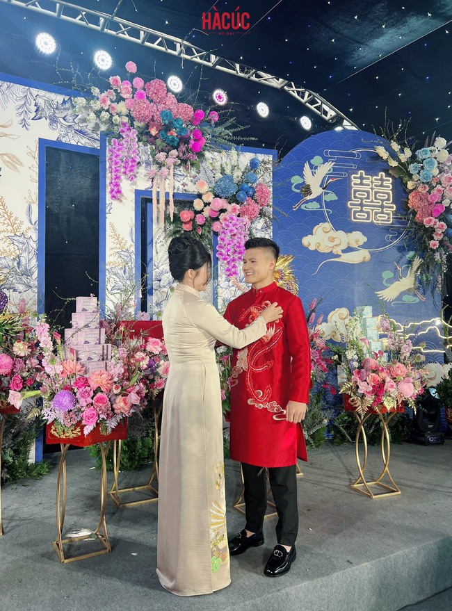 Bộ áo dài Quang Hải mặc đi hỏi vợ được thêu bằng chỉ vàng, làm 6 ngày 6 đêm mới xong - Ảnh 6.