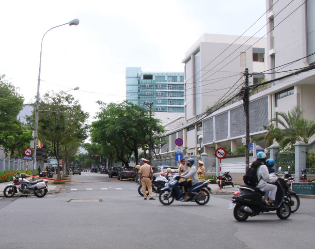 Bất ngờ vụ người để "vật thể lạ" trước cổng trường tại Đà Nẵng- Ảnh 1.