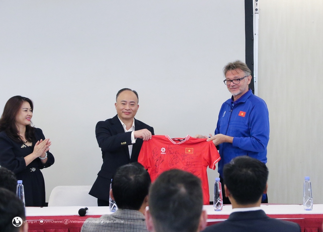 ĐT Việt Nam nhận quà “Hoa hồng sa mạc” trước thềm Asian Cup 2024- Ảnh 3.