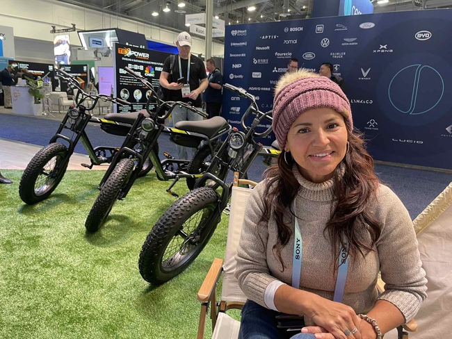 Bà Maziel Giron tại gian hàng trưng bày mẫu xe đạp điện DrgnFly của VinFast.