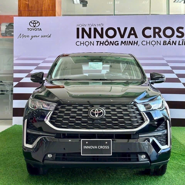 Giá xe Toyota Innova Cross lăn bánh tháng 1/2024: Giảm giá để kéo khách- Ảnh 1.