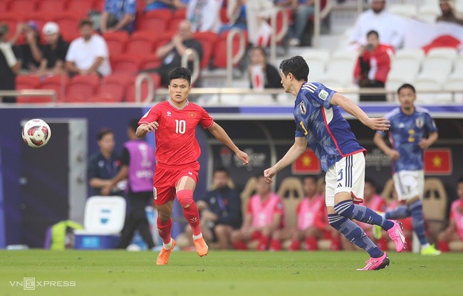 Video: Tuấn Hải phá lưới ĐT Nhật Bản sau sai lầm của thủ môn Suzuki- Ảnh 1.