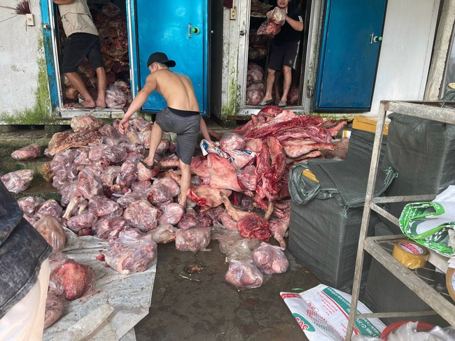 Phát hiện số lượng thịt lợn "khủng" bốc mùi hôi thối tại kho thực phẩm đông lạnh, không rõ nguồn gốc- Ảnh 1.