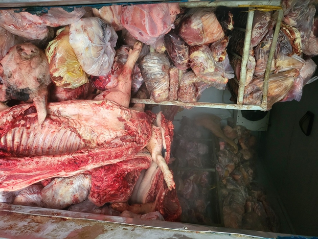 Phát hiện số lượng thịt lợn "khủng" bốc mùi hôi thối tại kho thực phẩm đông lạnh, không rõ nguồn gốc- Ảnh 3.