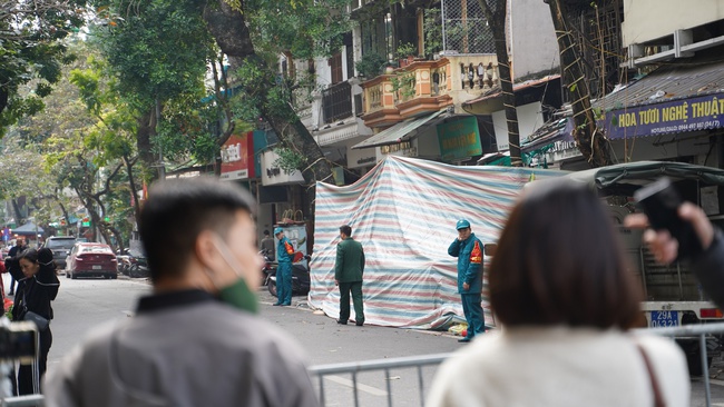 Chủ tịch Hà Nội yêu cầu điều tra nguyên nhân vụ cháy khiến 4 người trong gia đình tử vong ở Hàng Lược- Ảnh 1.