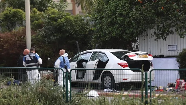 Tấn công 'khủng bố' trên phố ở Israel, nhiều người thương vong, 2 nghi phạm Palestine bị bắt- Ảnh 1.