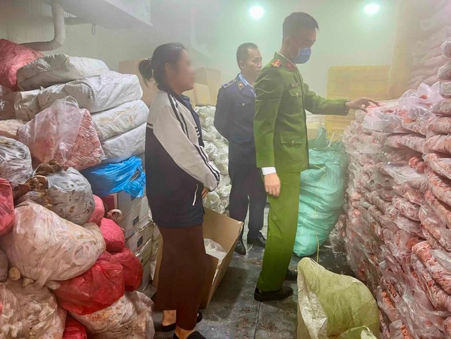 Phát hiện 5,5 tấn "mỡ bẩn" chuyên cung cấp cho các xưởng xúc xích ở Hà Nội- Ảnh 1.
