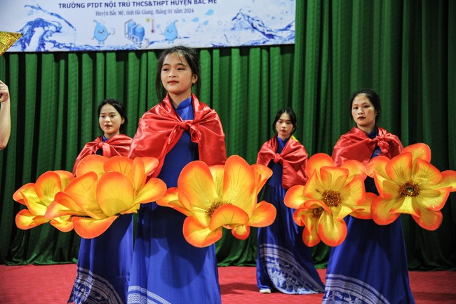 Học sinh dân tộc miền núi không còn nỗi sợ mùa Đông khi có hệ thống nước nóng - Ảnh 7.