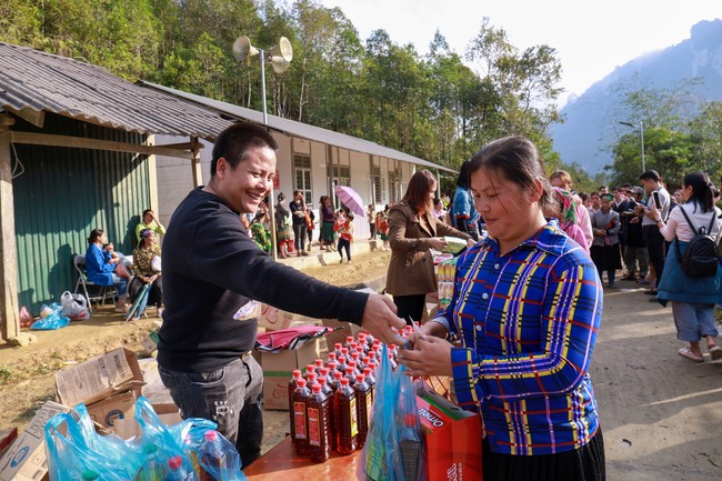 “Phiên Chợ 0 đồng": Yêu thương làm quà, xuân đến bản cao- Ảnh 16.