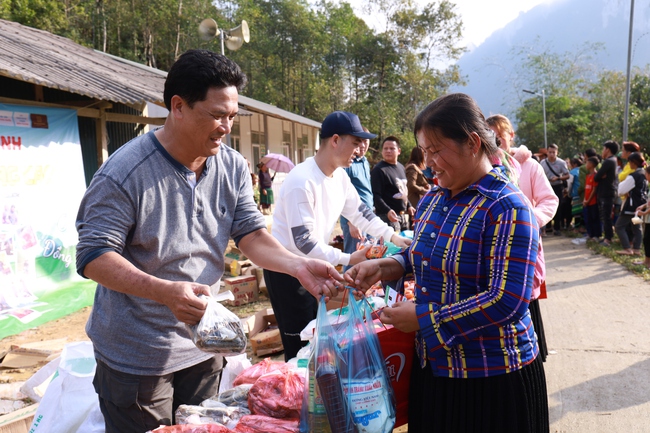 “Phiên Chợ 0 đồng": Yêu thương làm quà, xuân đến bản cao- Ảnh 2.