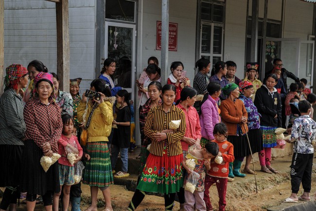 “Phiên Chợ 0 đồng": Yêu thương làm quà, xuân đến bản cao- Ảnh 12.