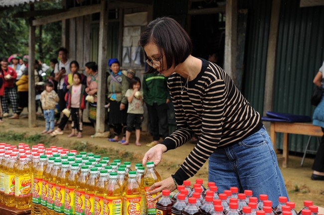 “Phiên Chợ 0 đồng": Yêu thương làm quà, xuân đến bản cao- Ảnh 8.