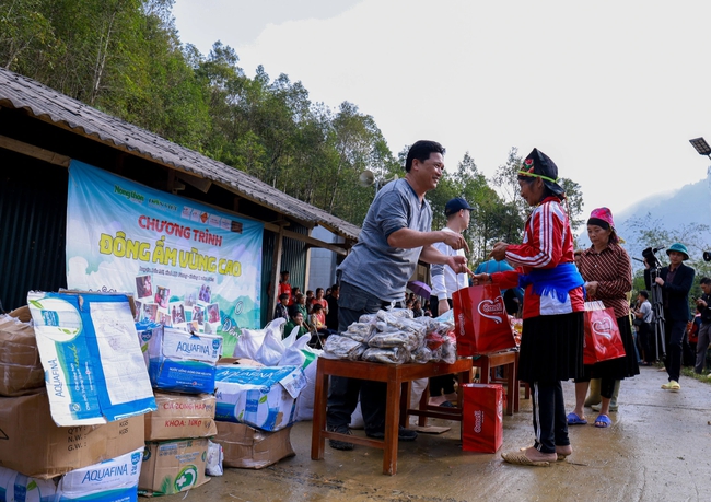 “Phiên Chợ 0 đồng": Yêu thương làm quà, xuân đến bản cao- Ảnh 17.