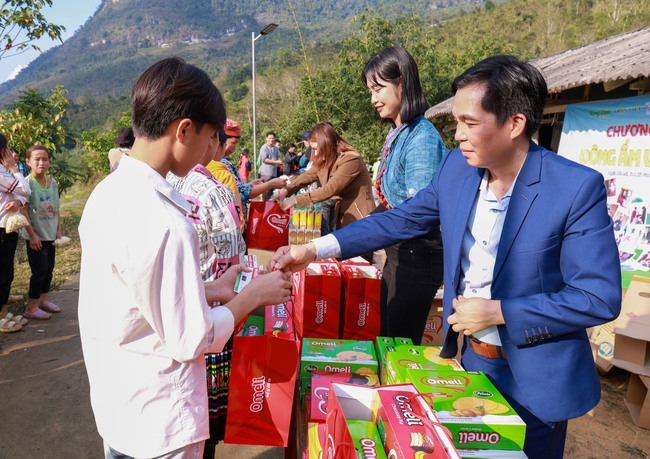 “Phiên Chợ 0 đồng": Yêu thương làm quà, xuân đến bản cao- Ảnh 3.