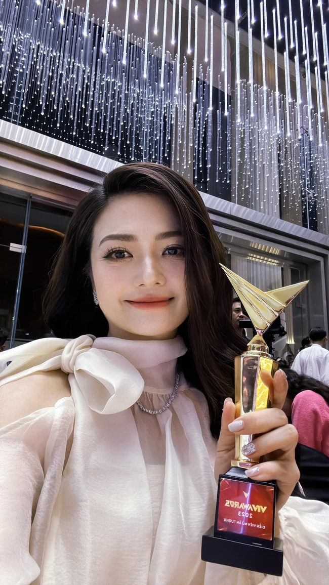 Kiều Anh hé lộ vai diễn khác hẳn Phương &quot;Gia đình mình vui bất thình lình&quot; sau khi giành giải VTV Awards 2023 - Ảnh 4.