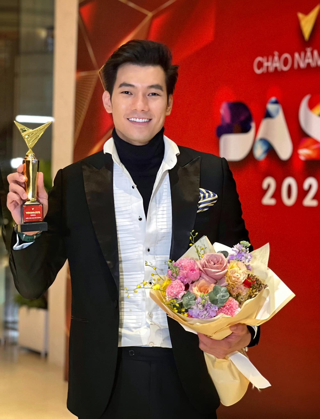 Nhan Phúc Vinh muốn làm đạo diễn sau khi giành giải Nam diễn viên ấn tượng VTV Awards 2023 - Ảnh 1.