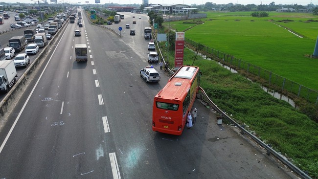 Cao tốc TP.HCM - Trung Lương ùn tắc kéo dài do 2 vụ va chạm giao thông- Ảnh 3.