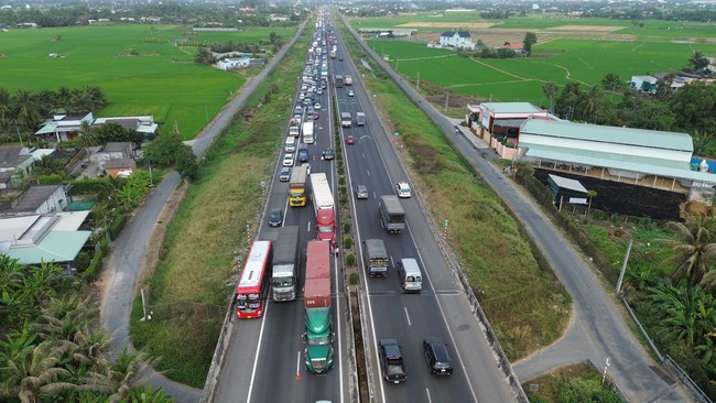 Cao tốc TP.HCM - Trung Lương ùn tắc kéo dài do 2 vụ va chạm giao thông- Ảnh 1.