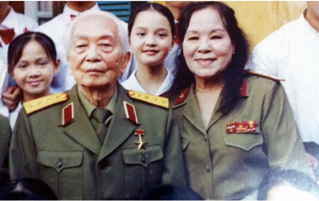 Giọng ca vàng của làng nhạc Việt xin nhập ngũ làm y tá quân y, được phong tặng danh hiệu NSND ở tuổi 55 - Ảnh 2.
