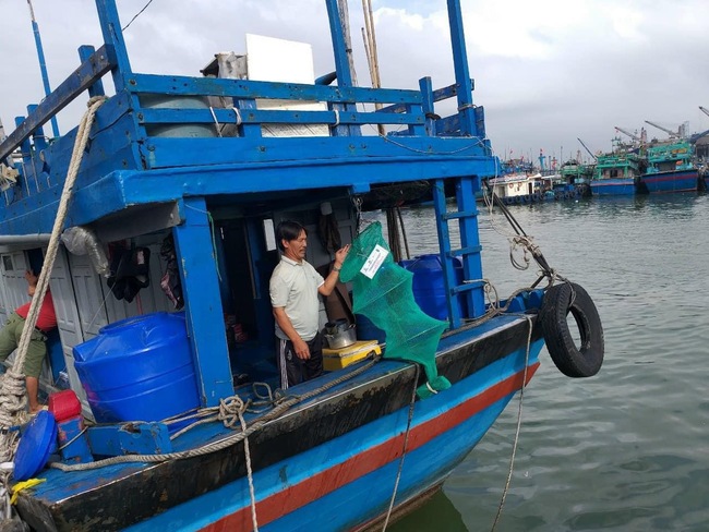 "Chuyện lạ" tại Bình Định: Nhặt rác ở biển… mang về bờ- Ảnh 1.