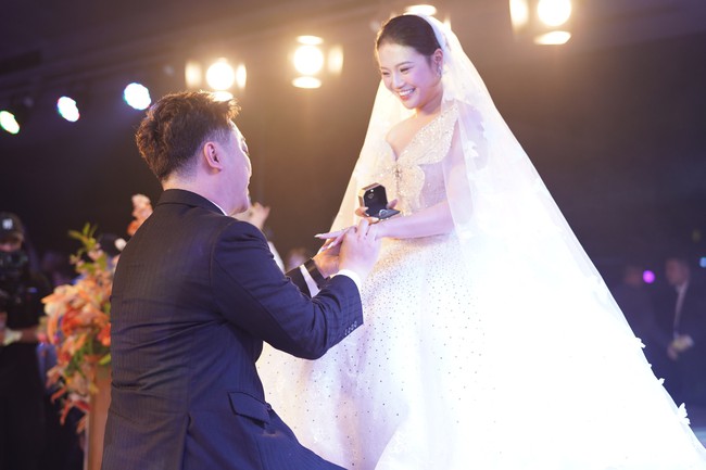 Đám cưới Yanbi - Trang Abby: Mẹ giọng ca "Thu cuối" đi xe lăn lên lễ đường, trao sính lễ cho con dâu- Ảnh 6.