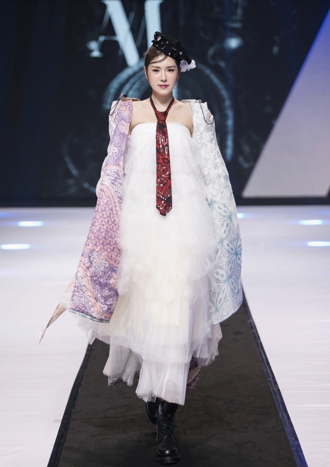Hoa hậu Hoàn vũ Hàn Quốc 2023 khoe vẻ ngoài ngọt ngào, quyến rũ khi diễn thời trang tại Việt Nam- Ảnh 1.