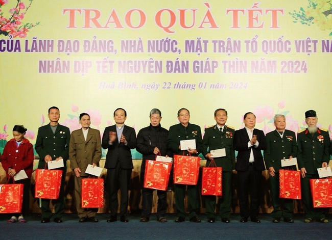 Phó Thủ tướng Trần Lưu Quang trao tặng 1 tỷ đồng ủng hộ Quỹ Vì người nghèo tỉnh Hoà Bình- Ảnh 2.